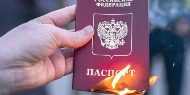 На блокпостах в Токмаку окупанти погрожують закрити в’їзд тим, хто не отримав російський паспорт