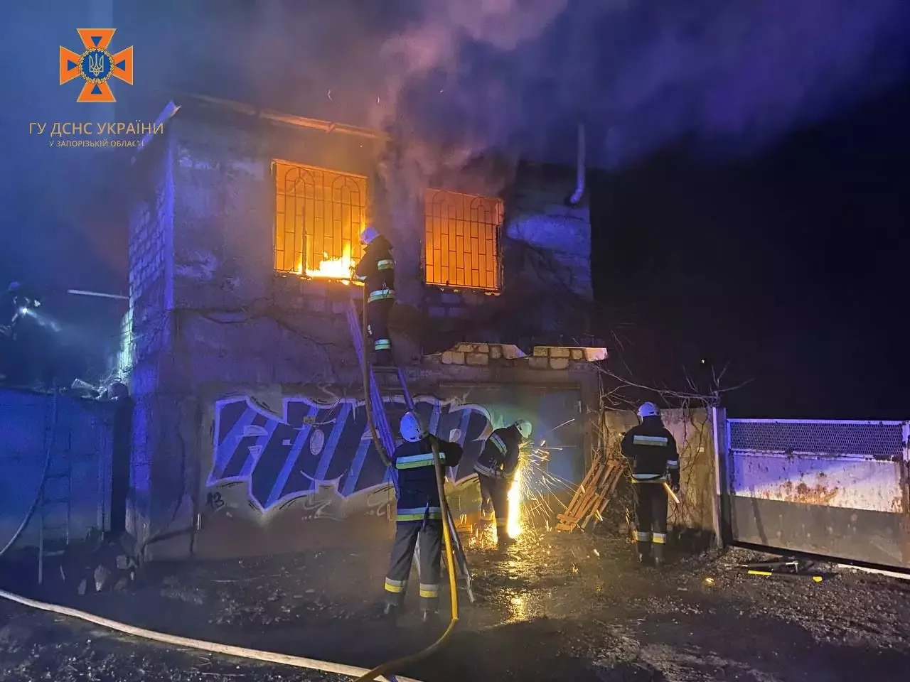 В Запоріжжі 16 рятувальників гасили пожежу в гаражному кооперативі 