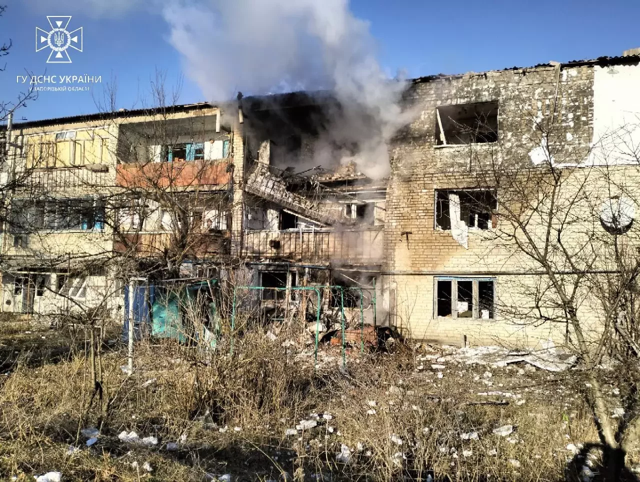 Внаслідок ворожих обстрілів в Оріхові сталися пожежі в 3 квартирах багатоповерхівки