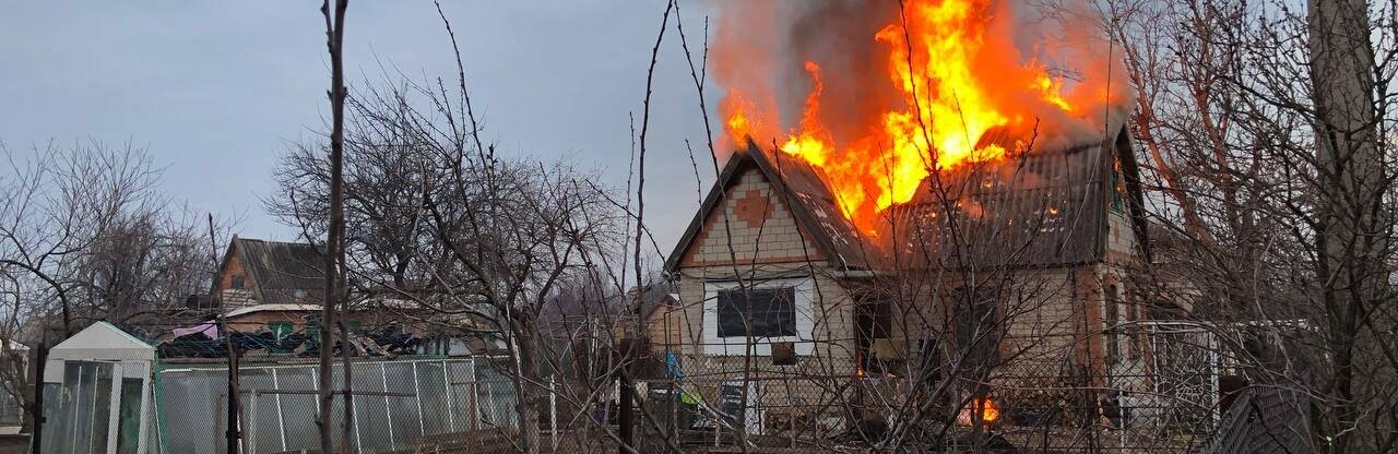 На Запоріжжі внаслідок ворожих обстрілів спалахнули 5 будинків, гаражі та авто