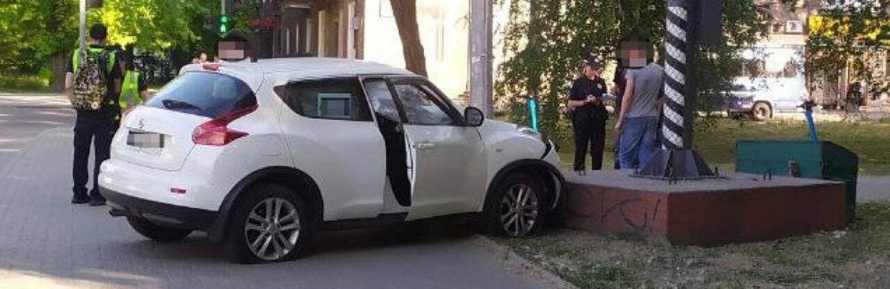 У середмісті Запоріжжя геть п’яний водій легковика влетів у бетонний фундамент