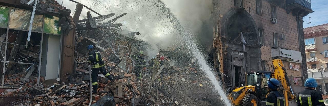 У Запоріжжі рятувальники продовжують розбір завалів у центрі міста після ракетного прильоту, - ФОТО