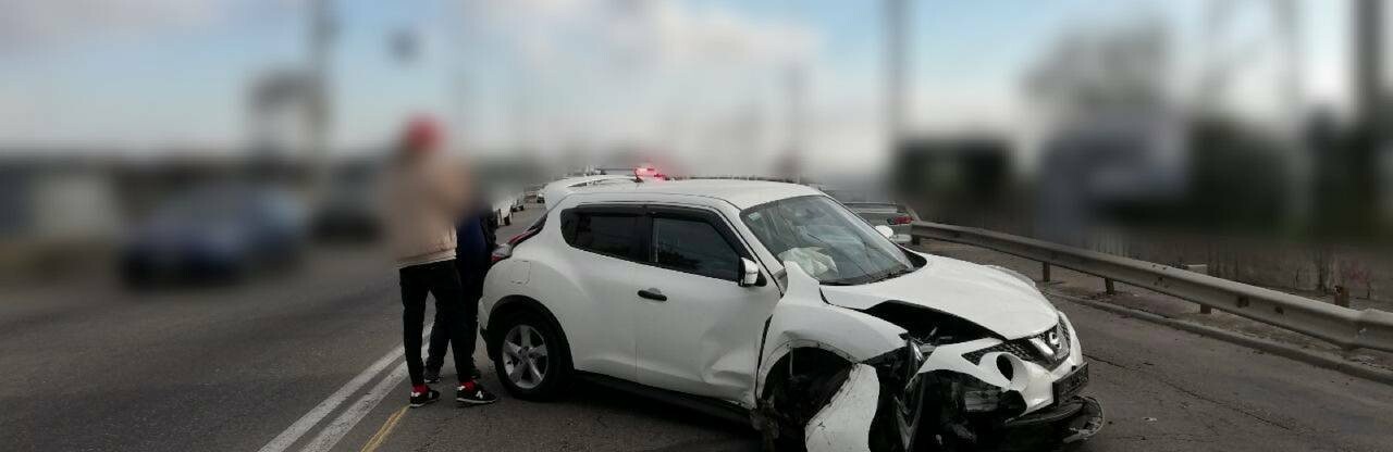 У Дніпровському районі легкове авто влетіло у відбійник