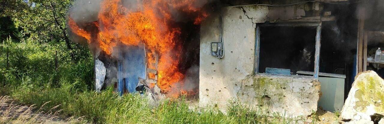 У Пологівському районі через обстріли загорілися будинок і автівки