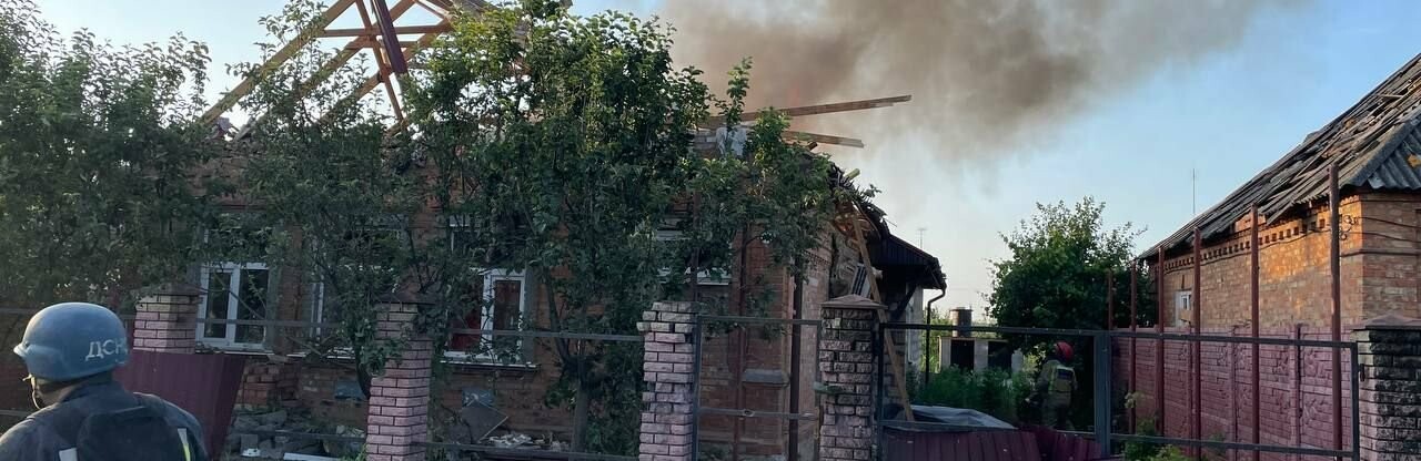 У Запорізькій області через обстріли загорілися два будинки і господарська споруда