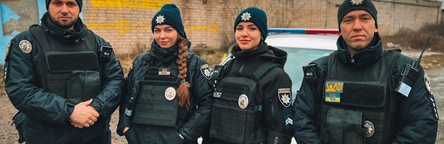 В Запоріжжі патрульні врятували чоловіка, якого затиснуло металевою конструкцією на підприємстві, - ВІДЕО