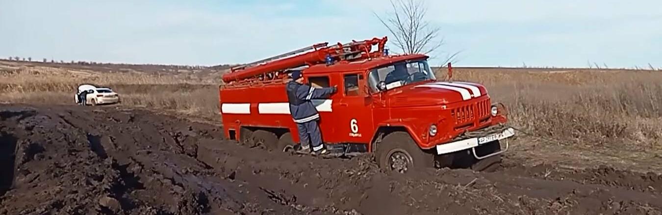 У Запорізькій області рятувальники відбуксирували дев’ять авто, які застрягли на “дорозі життя”