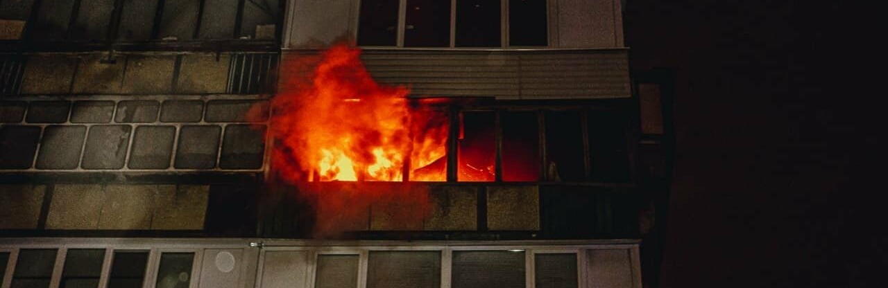 У Запоріжжі сталася пожежа у багатоповерхівці: рятувальники вивели господаря з палаючої квартири