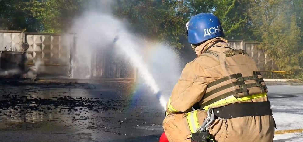 У Запоріжжі через ворожий обстріл виникли дві пожежі, - ВІДЕО
