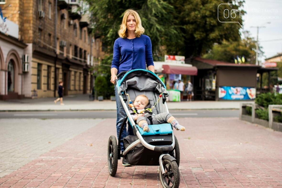Мама с ребенком в коляске фото