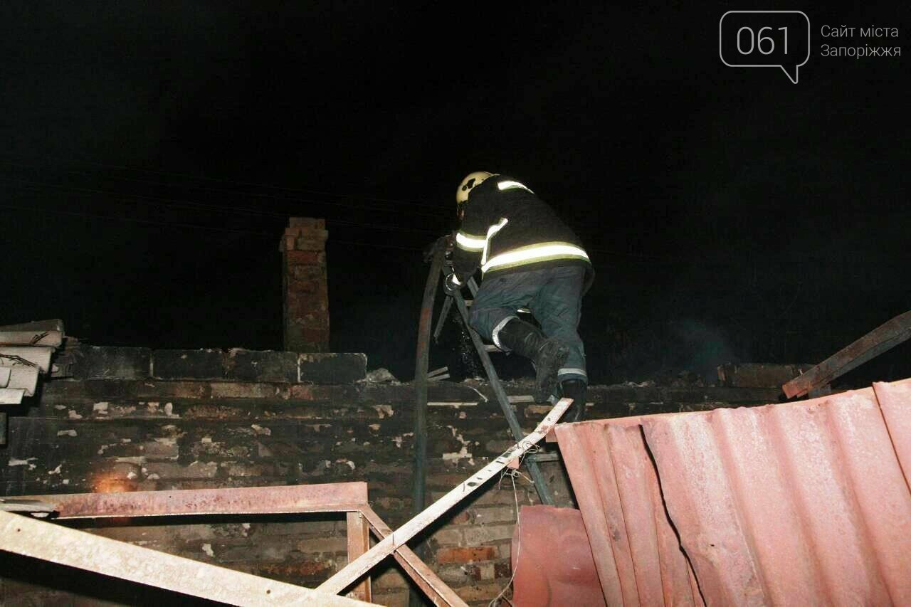 Под Запорожьем ночью сгорел дом: хозяев разбудили и спасли..., фото-1 Под Запорожьем ночью сгорел дом: хозяев разбудили и спасли, - ФОТО, фото-1