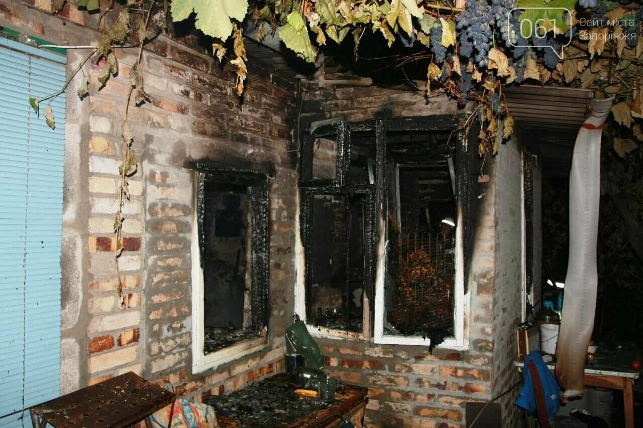 Под Запорожьем ночью сгорел дом: хозяев разбудили и спасли..., фото-2 Под Запорожьем ночью сгорел дом: хозяев разбудили и спасли, - ФОТО, фото-2