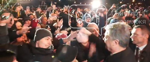 Пьяный дерется с полицией. Кавказкая пленица головной убор никулина. Папа римский с оружием. Погрузка буйного пассажира из самолета в автозак. Вор сорвал шапку.