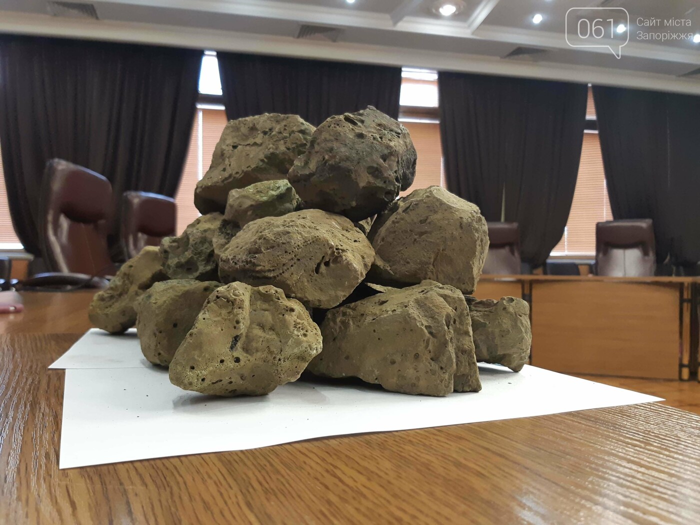 Запорожские депутаты и чиновники эмоционально обсуждали важ..., фото-1 Запорожские депутаты и чиновники эмоционально обсуждали важные стройки региона - на совещание принесли камни, фото-1