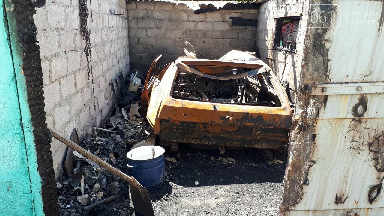 В Бердянском районе из-за короткого замыкания сгорел автомо..., фото-1 В Бердянском районе из-за короткого замыкания сгорел автомобиль - пламя перекинулось на крышу гаража, - ФОТО, фото-1