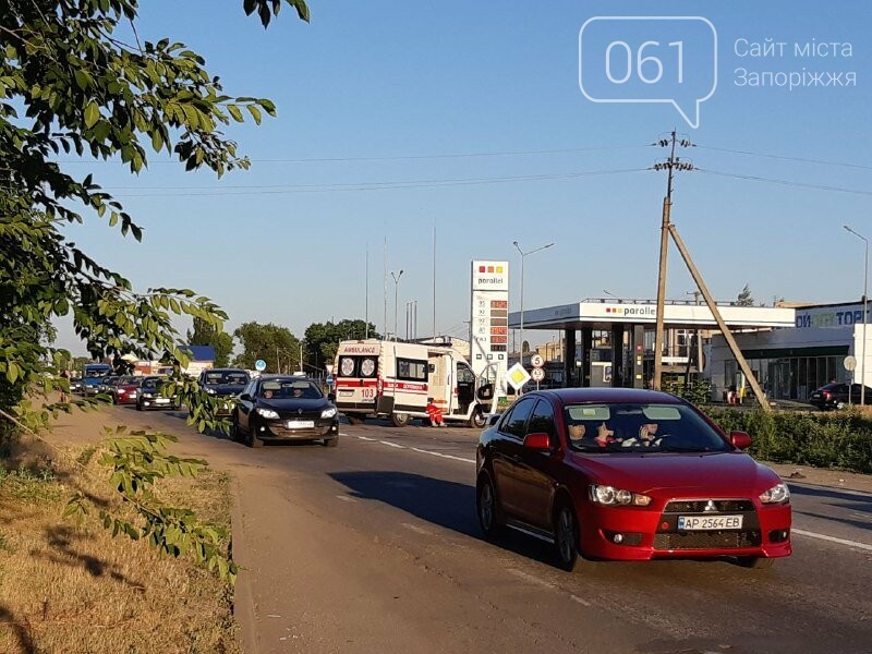 Под Васильевкой на трассе Харьков-Симферополь автомобиль "..., фото-1 Под Васильевкой на трассе Харьков-Симферополь автомобиль "скорой" насмерть сбил человека, – ФОТО, фото-1