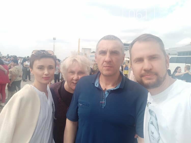 Евгений Панов с семьей в день возвращения на родину Евгений Панов с семьей в день возвращения на родину