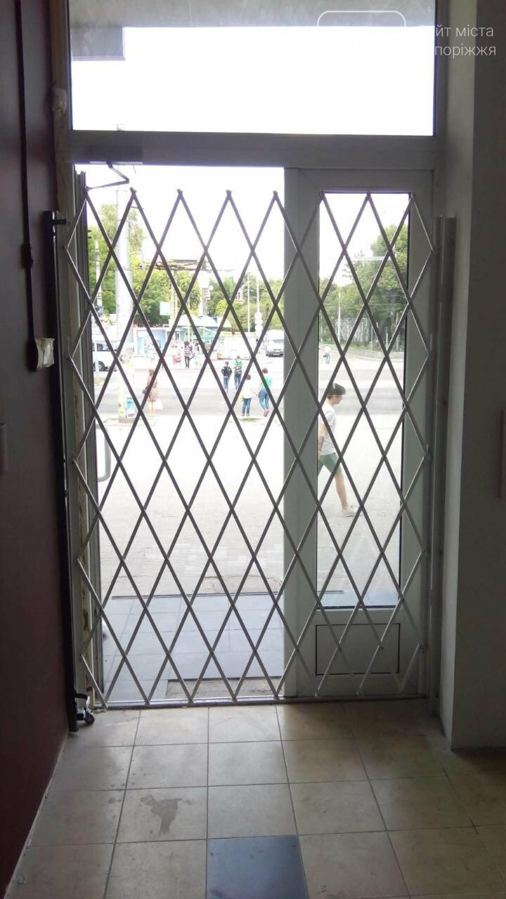 Защитные раздвижные решетки на двери и окна. Как защитить свое коммерческое помещение от злоумышленников