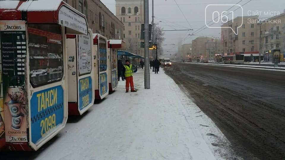 Представьте себе знакомую картину зимой дорогу обильно посыпали противогололедной соляной смесью