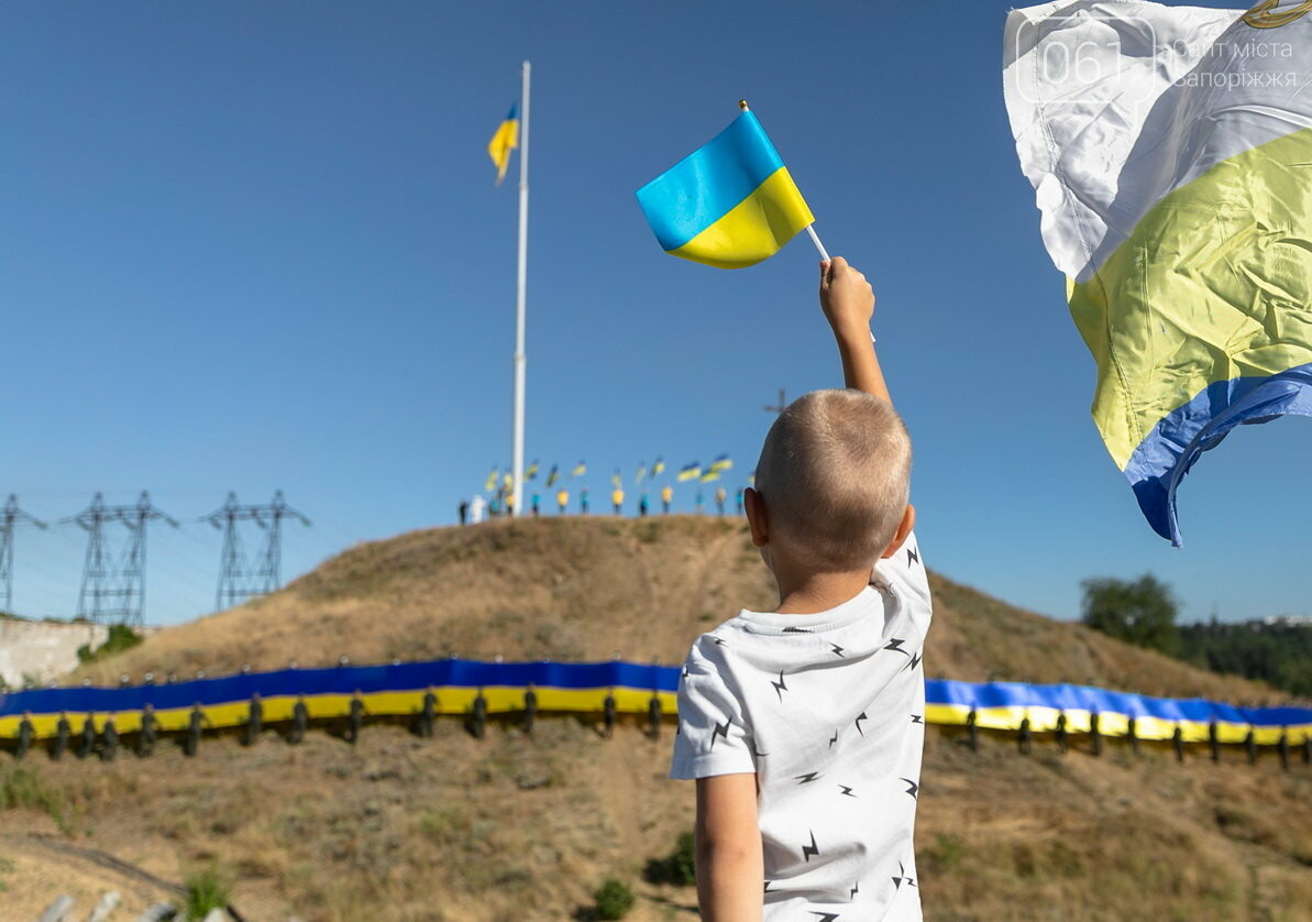 Впервые на Хортице развернули 100-метровый флаг Украины, -..., фото-2 Впервые на Хортице развернули 100-метровый флаг Украины, - ФОТОРЕПОРТАЖ, фото-2