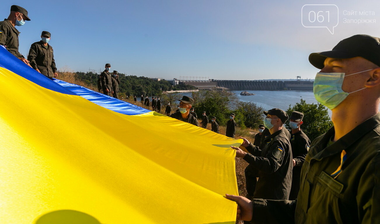 Впервые на Хортице развернули 100-метровый флаг Украины, -..., фото-3 Впервые на Хортице развернули 100-метровый флаг Украины, - ФОТОРЕПОРТАЖ, фото-3
