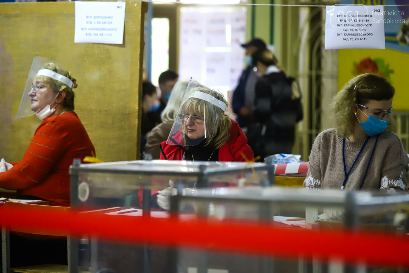 Выборы в условиях карантина: как запорожцы выбирают мэра и депутатов, - ФОТОРЕПОРТАЖ, фото-11
