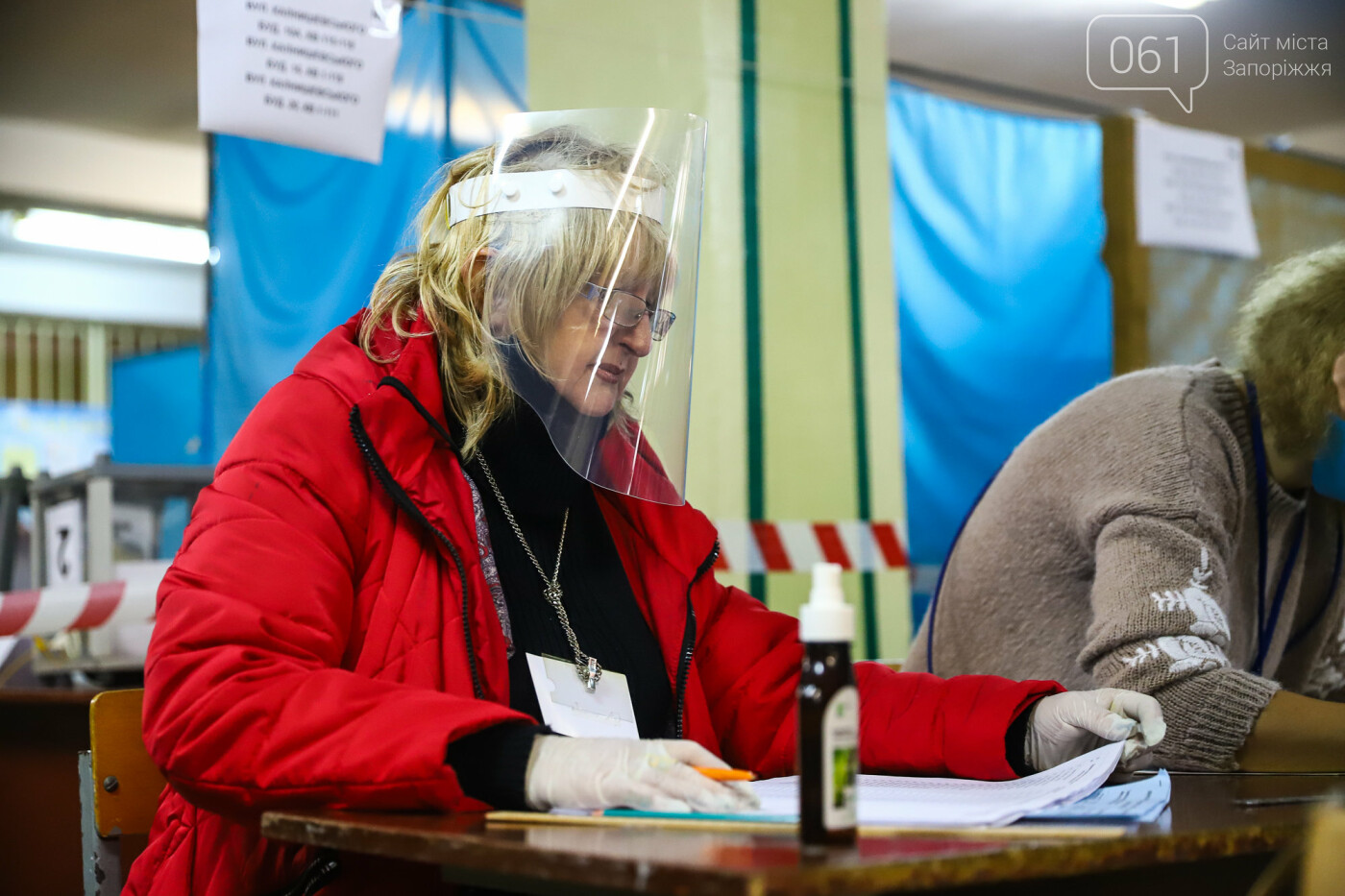 Выборы в условиях карантина: как запорожцы выбирают мэра и депутатов, - ФОТОРЕПОРТАЖ, фото-15