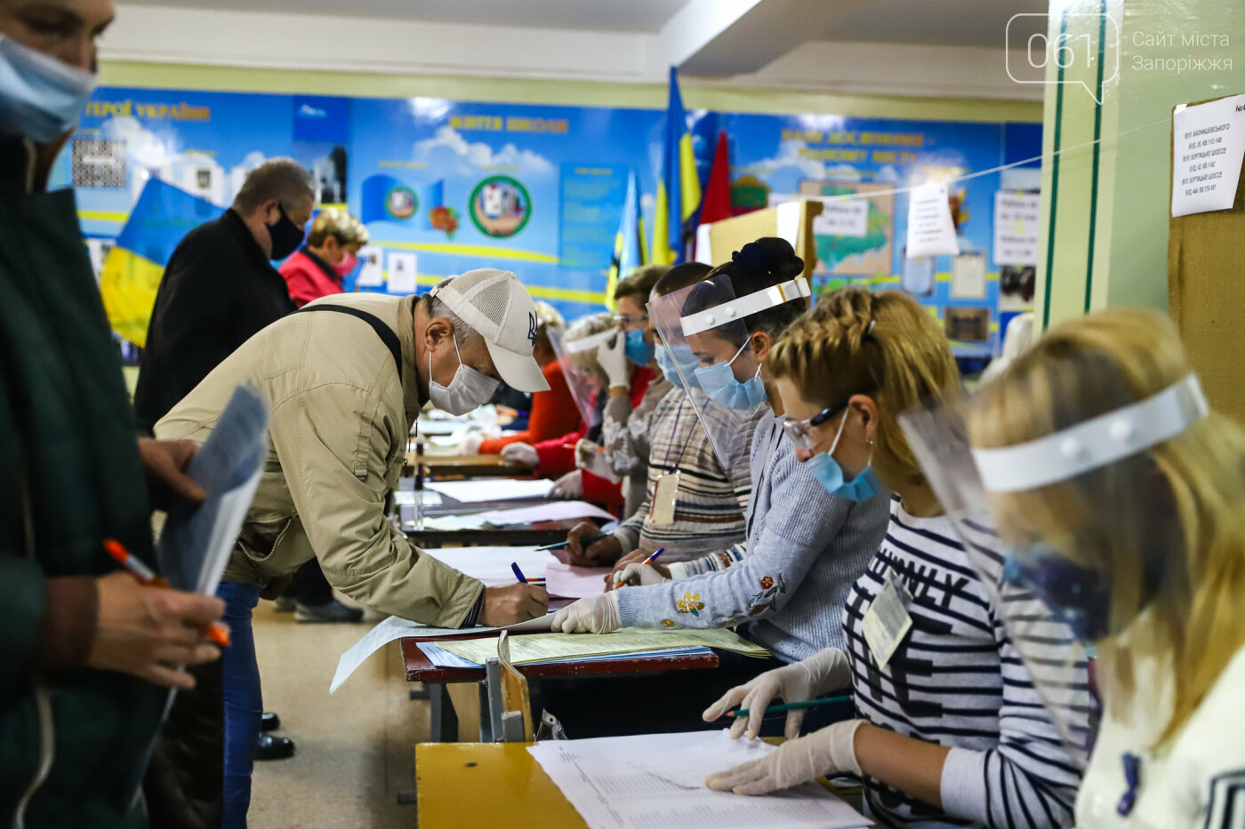 Выборы в условиях карантина: как запорожцы выбирают мэра и депутатов, - ФОТОРЕПОРТАЖ, фото-20