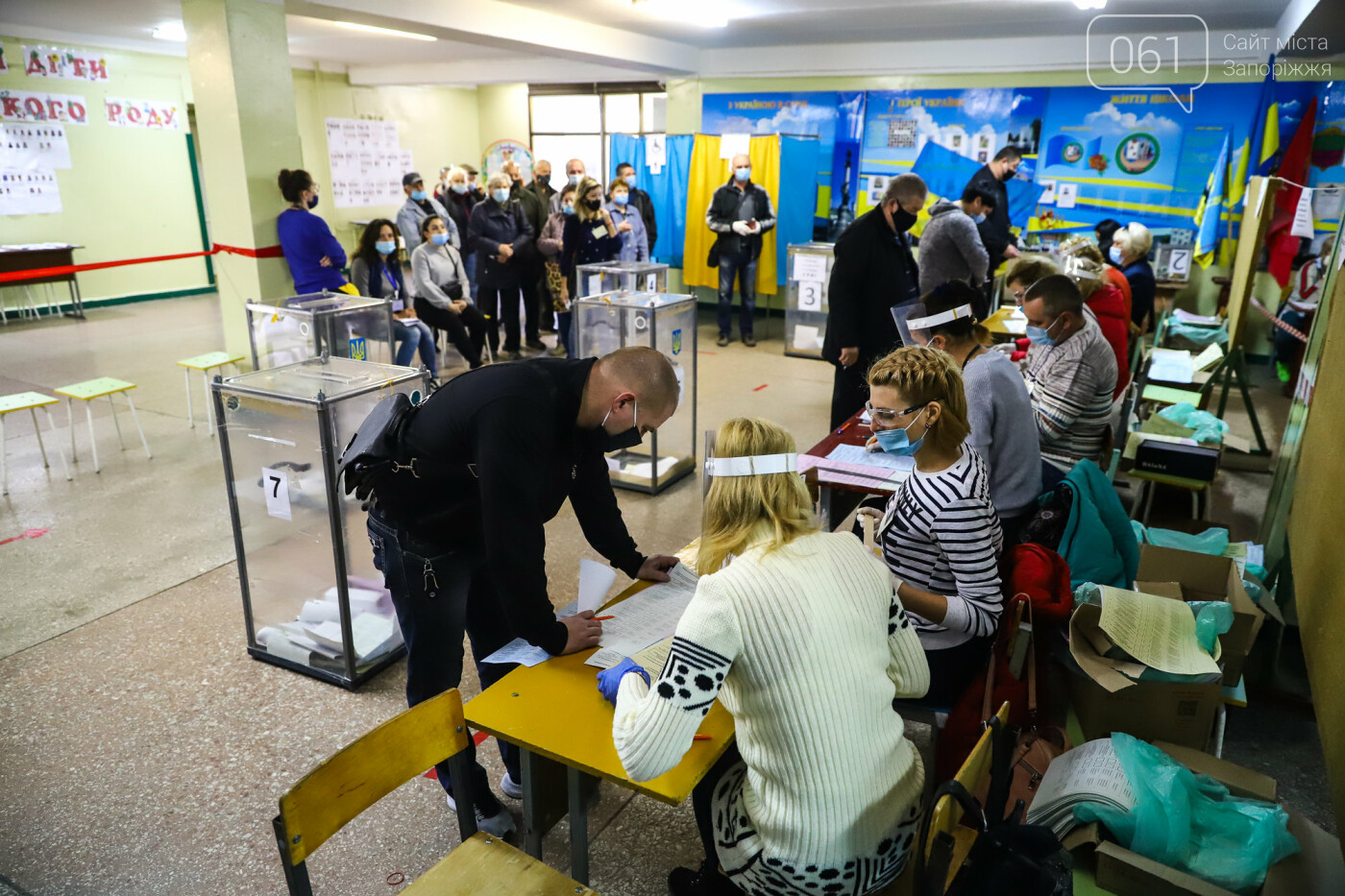 Выборы в условиях карантина: как запорожцы выбирают мэра и депутатов, - ФОТОРЕПОРТАЖ, фото-22