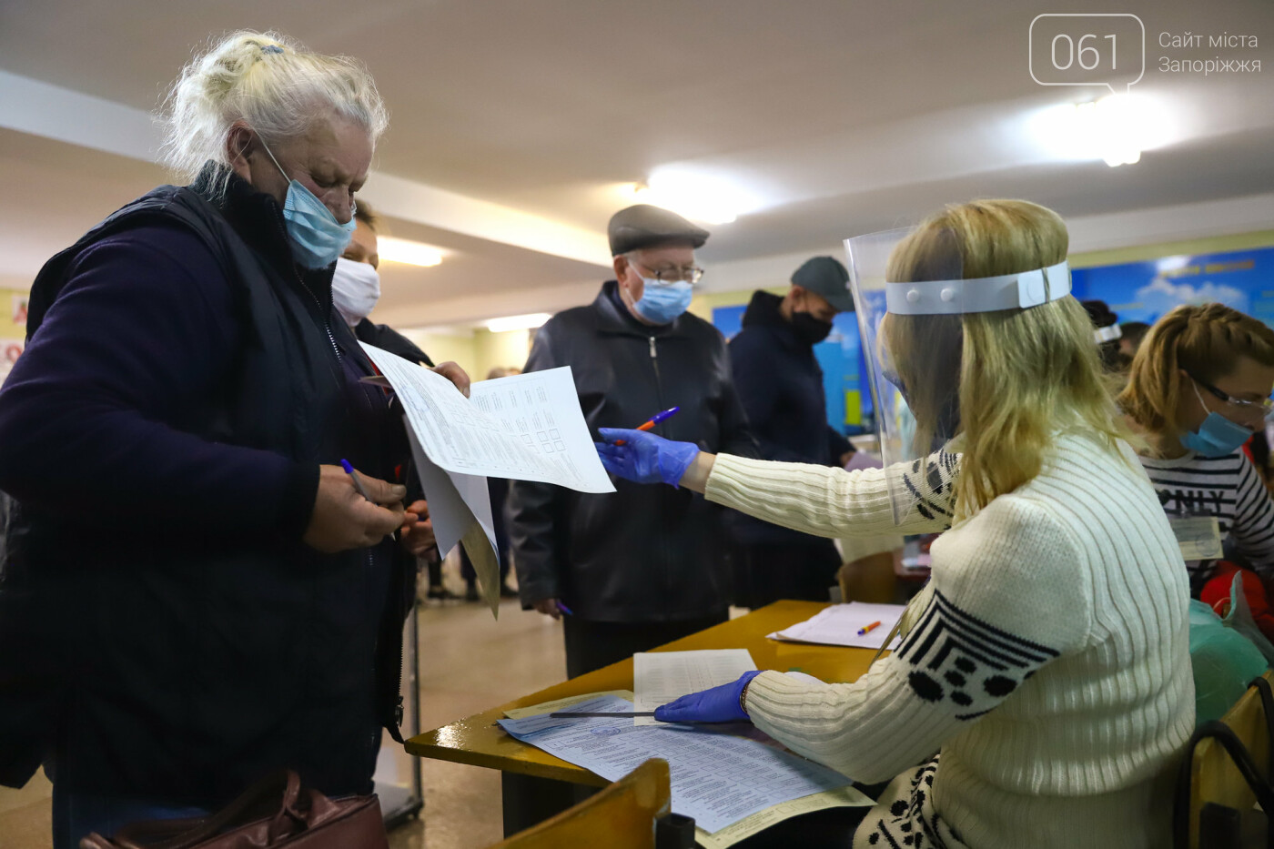 Выборы в условиях карантина: как запорожцы выбирают мэра и депутатов, - ФОТОРЕПОРТАЖ, фото-27