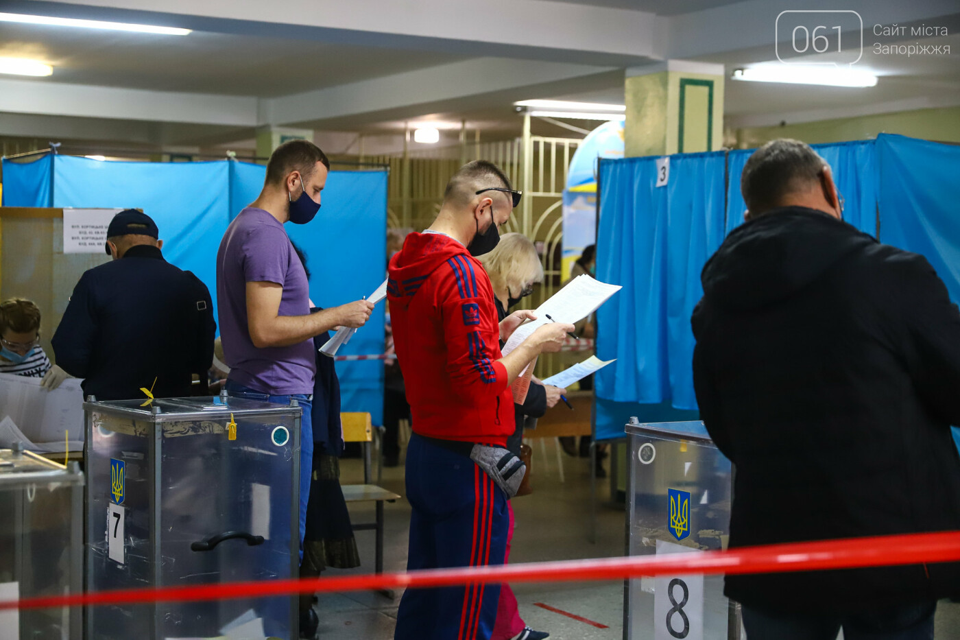 Выборы в условиях карантина: как запорожцы выбирают мэра и депутатов, - ФОТОРЕПОРТАЖ, фото-31