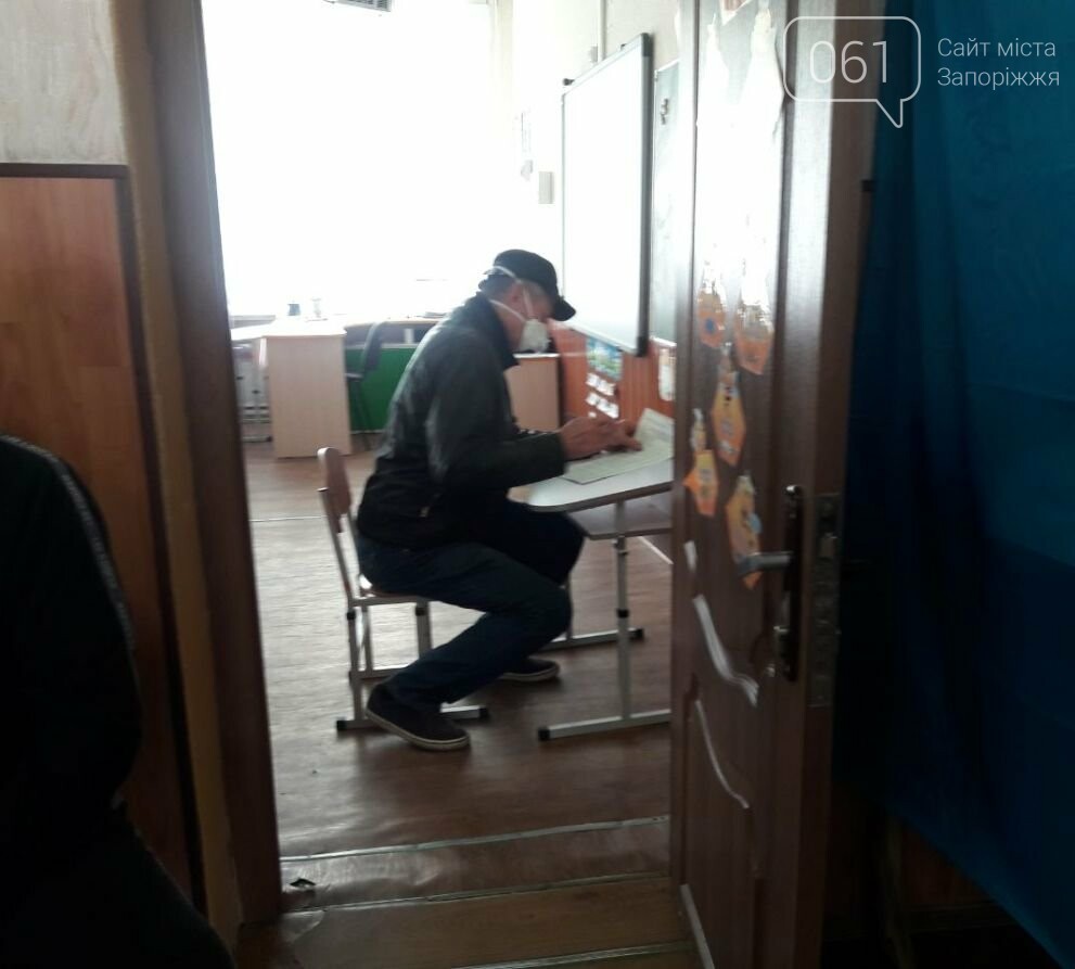 Не тайное голосование: под Запорожьем избиратели голосовали в классе за партами, - ВИДЕО, фото-1