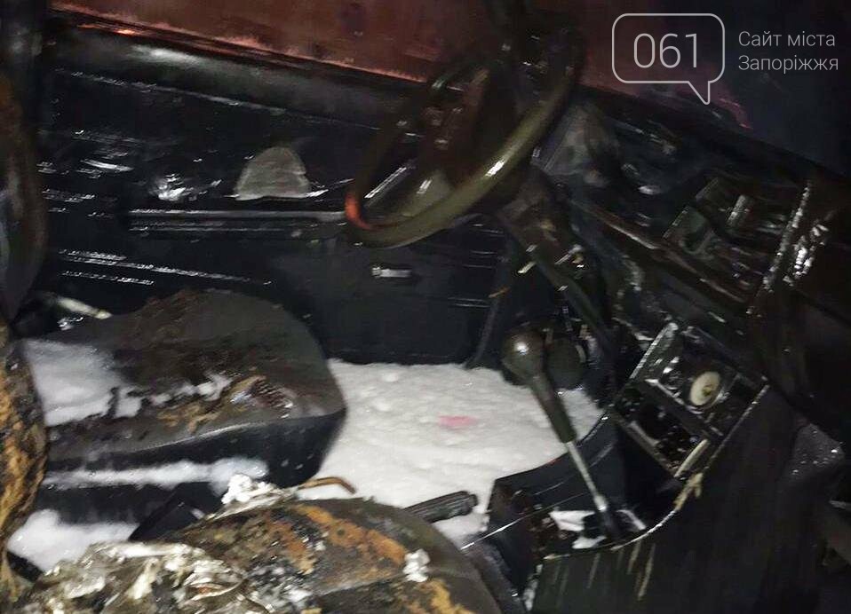 В Запорожье 8 спасателей тушили загоревшийся автомобиль «Жигули», фото-2