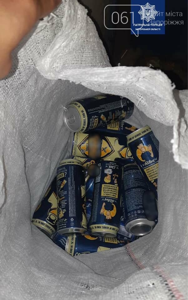 В Запорожье ночью парни украли из киоска банки со слабоалкогольными напитками , фото-3
