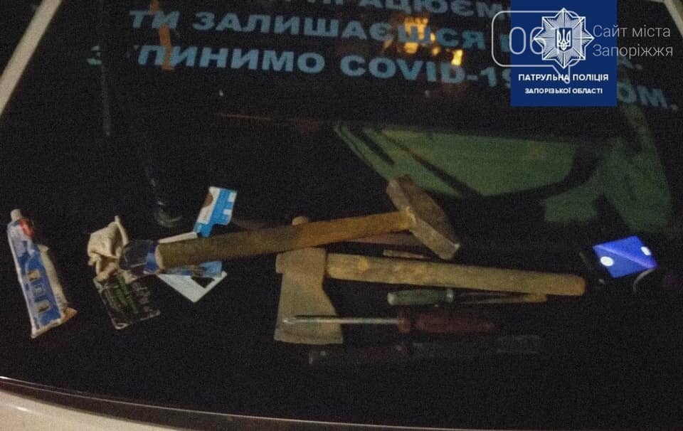 В Запорожье ночью парни украли из киоска банки со слабоалкогольными напитками , фото-1