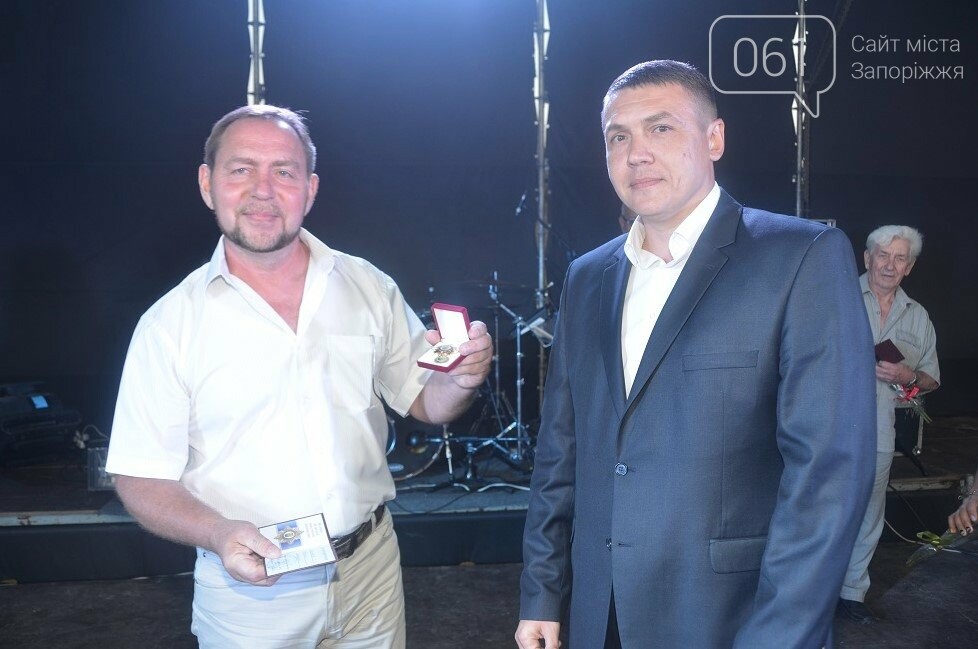 Днепрорудный, 2017 год, Юрий Коробов вручает Евгению Матвееву нагрудный знак "За заслуги перед городом"