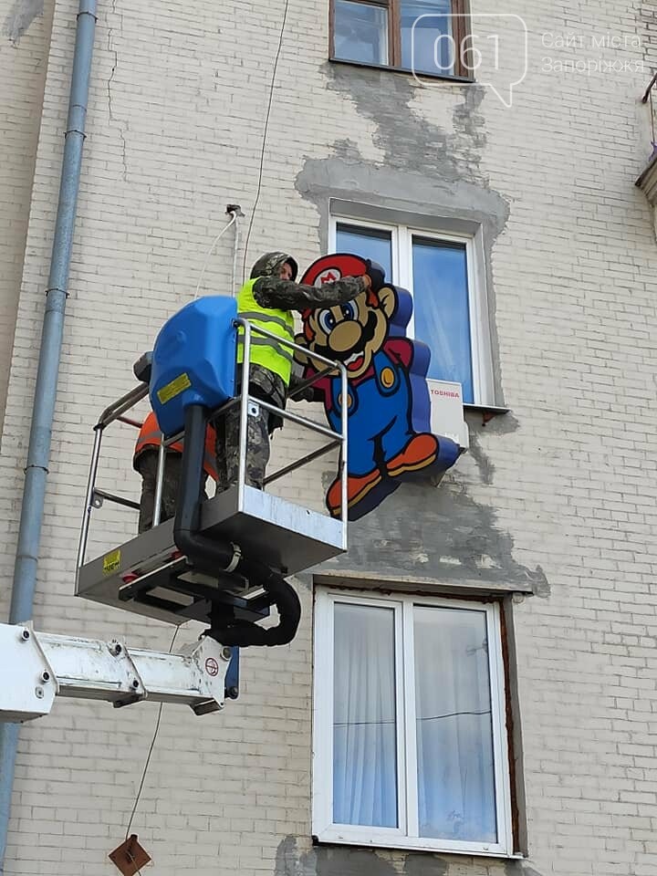 Конец эпохи: в Запорожье с фасада дома на проспекте Соборном демонтируют вывеску с "Супер Марио", фото-3