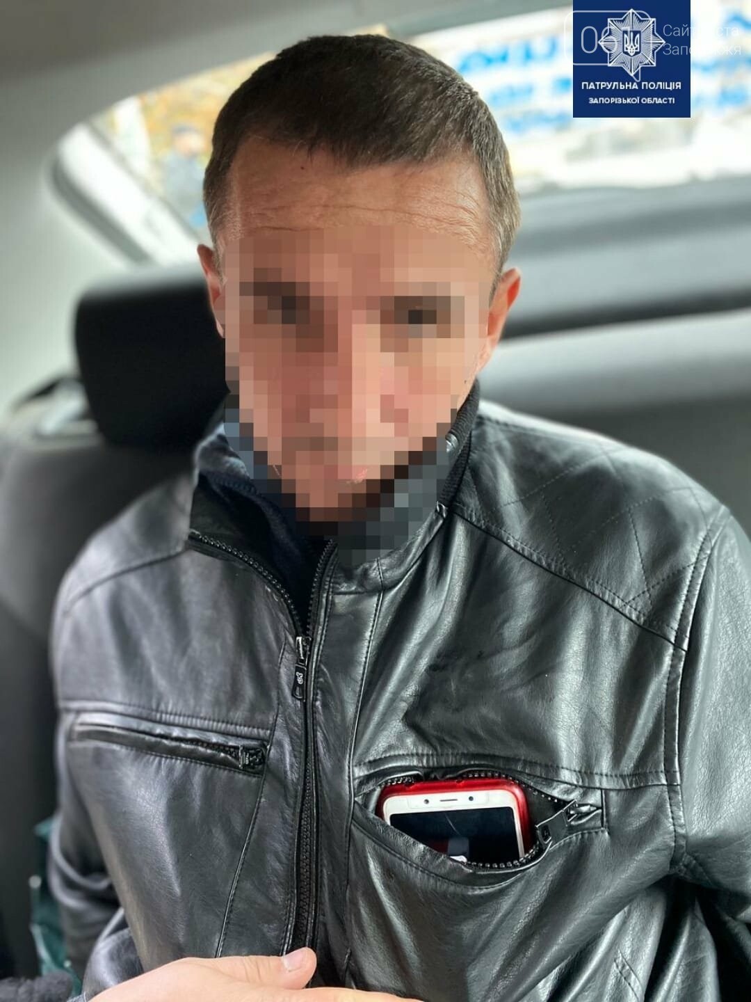 На остановке возле вокзала "Запорожье-1" грабитель вырвал из рук ребенка телефон  , фото-1