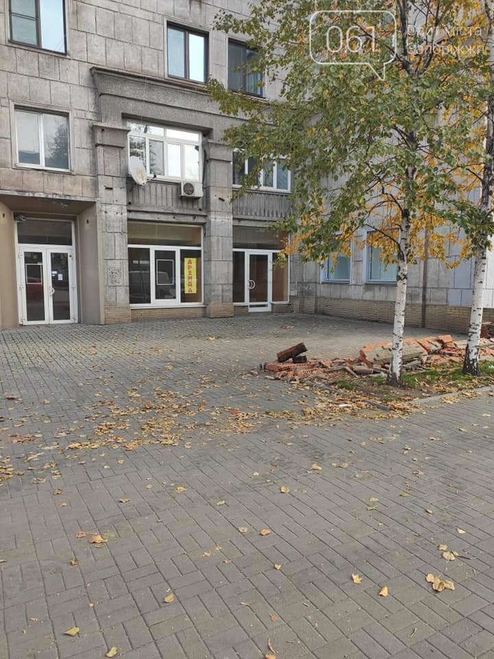 В центре Запорожья демонтировали ограждение летней площадки кафе, - ФОТО , фото-6