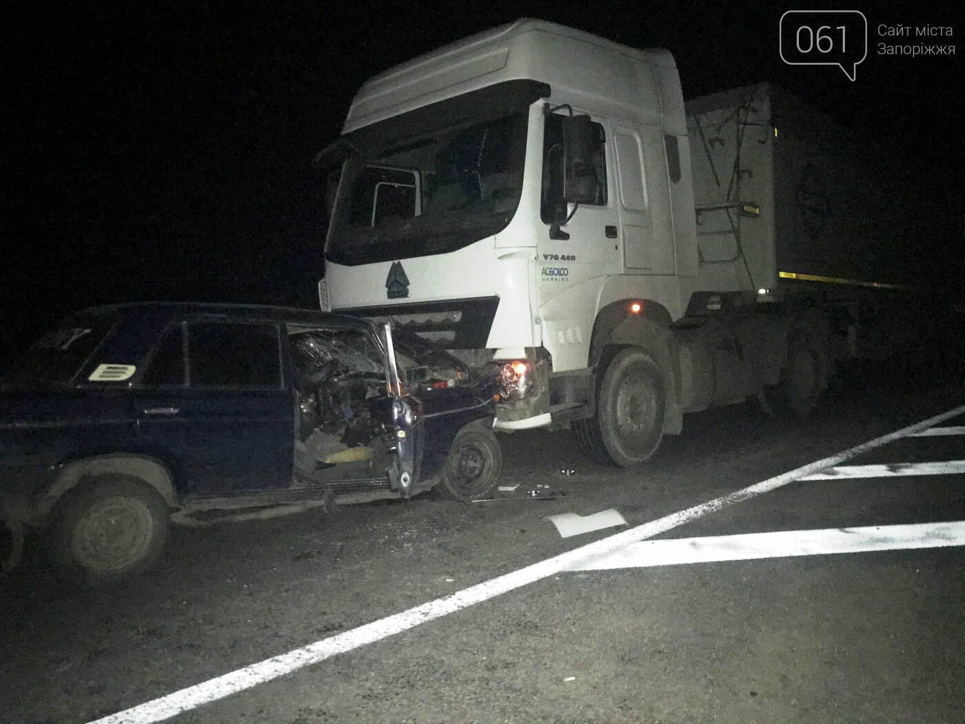 В Запорожской области в результате ДТП между легковушкой и грузовиком двоих людей зажало в покореженном авто, фото-1