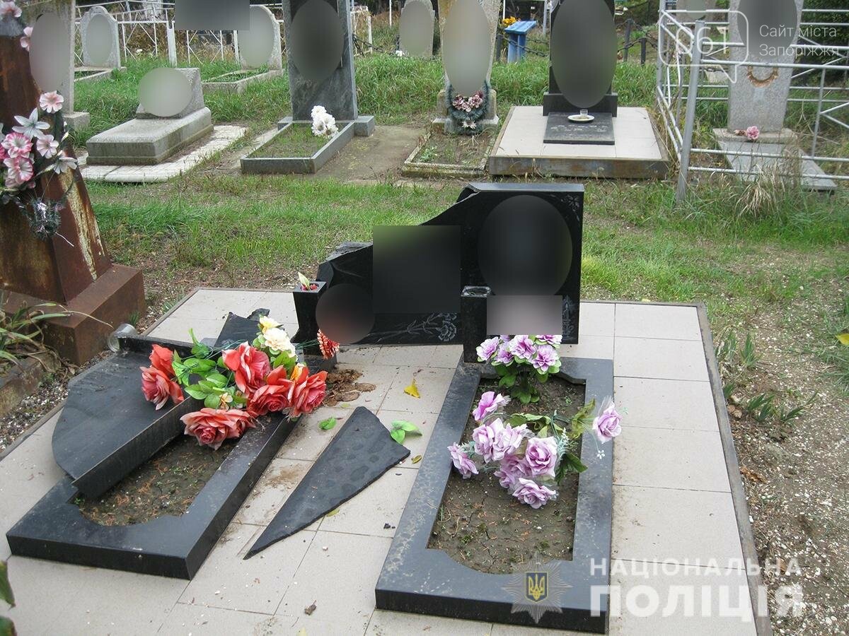 В Запорожской области на кладбище вандалы разрушили 16 памятников: подозреваемых нашли, - ФОТО, фото-1