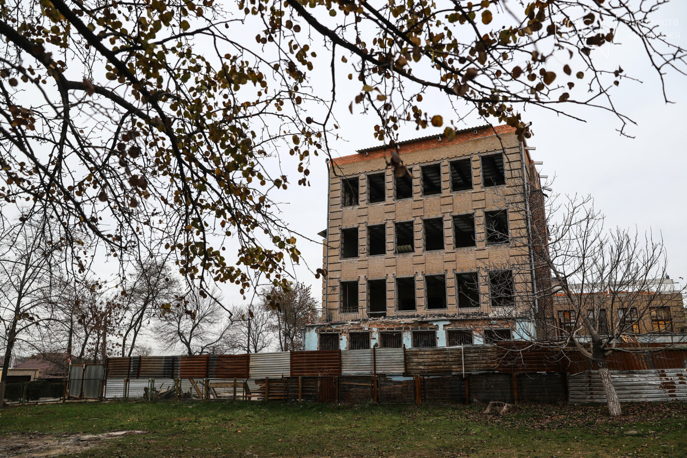 В Запорожье восстанавливают школу, которая пострадала во время масштабного пожара 5 лет назад, - ФОТОРЕПОРТАЖ , фото-1