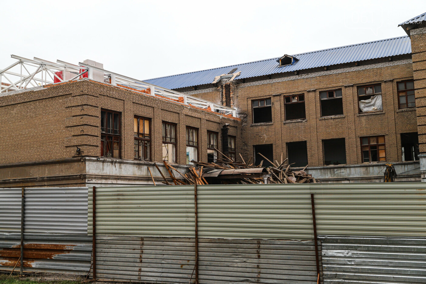 В Запорожье восстанавливают школу, которая пострадала во время масштабного пожара 5 лет назад, - ФОТОРЕПОРТАЖ , фото-3
