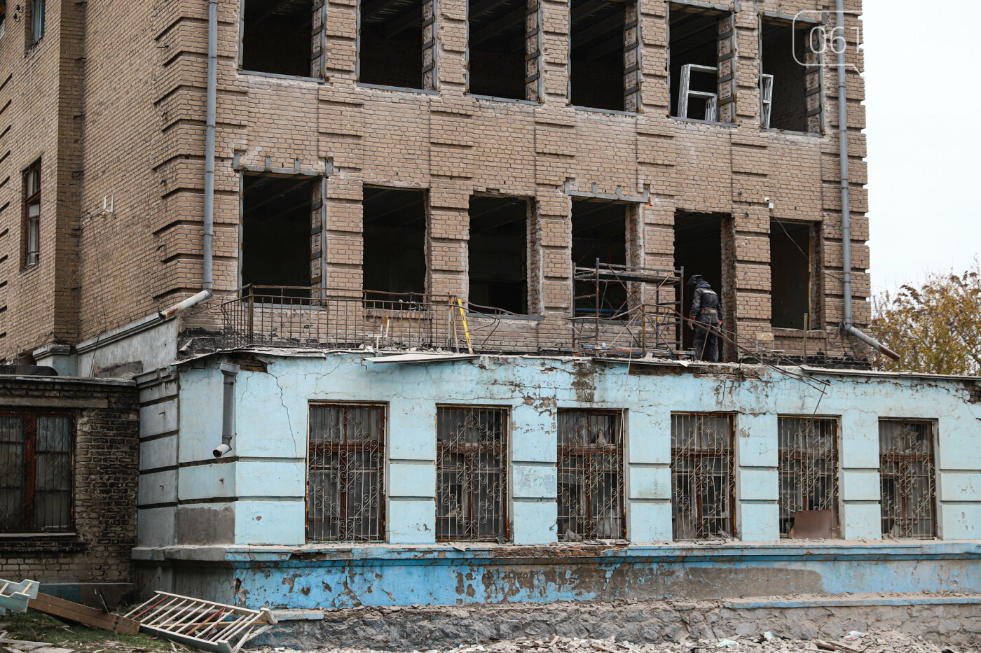 В Запорожье восстанавливают школу, которая пострадала во время масштабного пожара 5 лет назад, - ФОТОРЕПОРТАЖ , фото-4