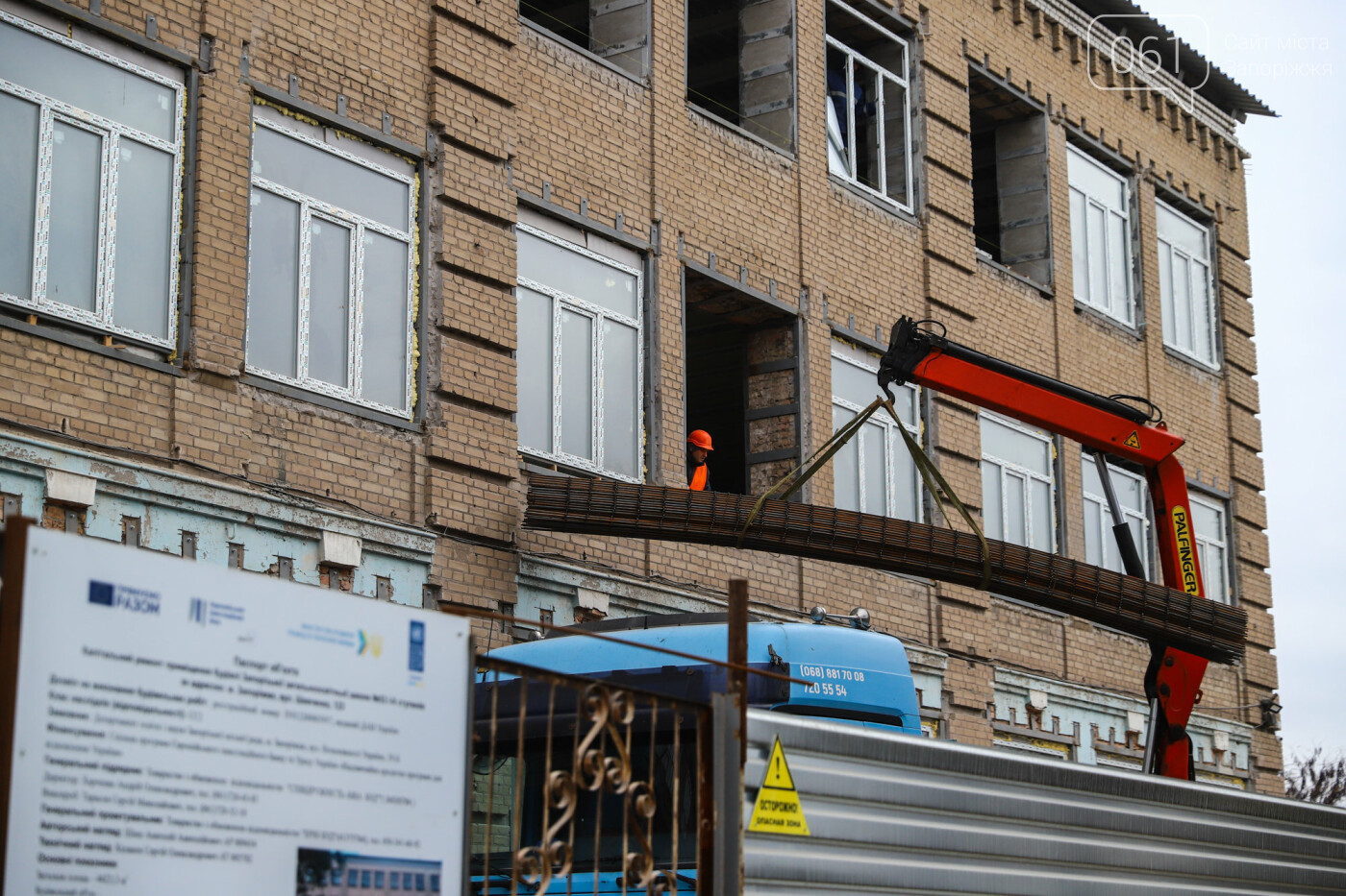 В Запорожье восстанавливают школу, которая пострадала во время масштабного пожара 5 лет назад, - ФОТОРЕПОРТАЖ , фото-8