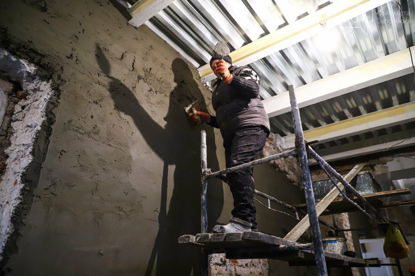В Запорожье восстанавливают школу, которая пострадала во время масштабного пожара 5 лет назад, - ФОТОРЕПОРТАЖ , фото-16