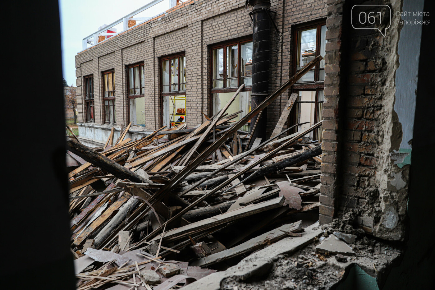 В Запорожье восстанавливают школу, которая пострадала во время масштабного пожара 5 лет назад, - ФОТОРЕПОРТАЖ , фото-27