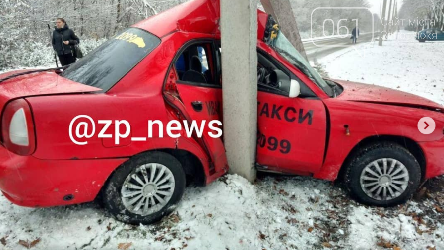 В Запорожье по дороге к аэропорту таксист врезался в столб, фото-1