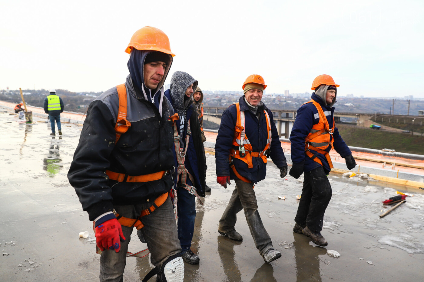 На запорожских мостах дорожники монтируют деформационные швы, привезенные из Германии, - ФОТОРЕПОРТАЖ , фото-18