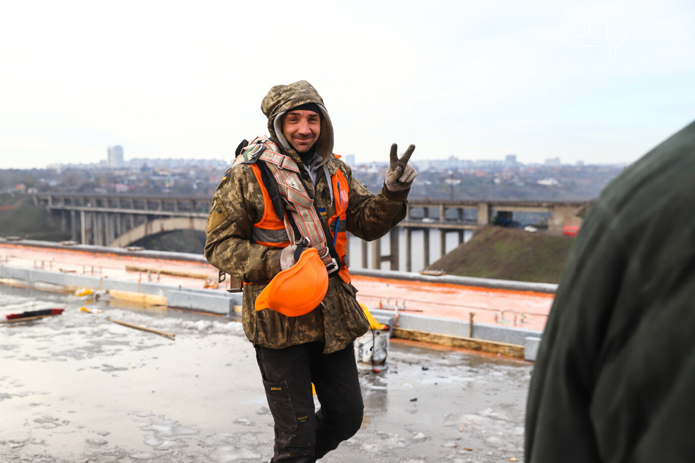 На запорожских мостах дорожники монтируют деформационные швы, привезенные из Германии, - ФОТОРЕПОРТАЖ , фото-19